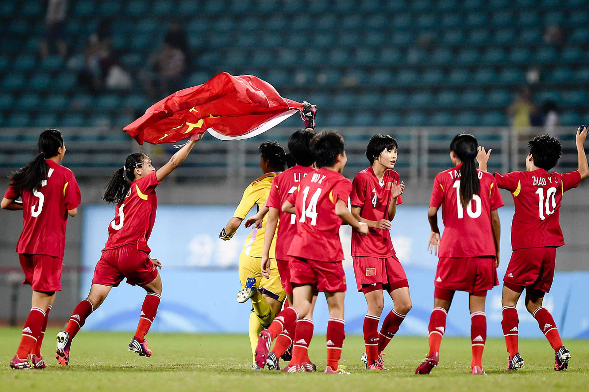 国家女足队员凭借实力，获得胜利